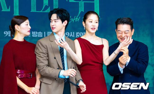 [OSEN=박준형 기자]  4일 오후 서울 목동 SBS 사옥에서 SBS 금토드라마 ‘사마귀: 살인자의 외출’ 제작발표회가 진행됐다.   배우 고현정과 장동윤이 출연하는 드라마 ‘사마귀: 살인자의 외출’은 잔혹한 연쇄살인마 ‘사마귀’가 잡힌 지 20여 년이 지나 모방범죄가 발생하고, 이 사건 해결을 위해 한 형사가 평생 증오한 ‘사마귀’인 엄마와 예상 못한 공조수사를 펼치며 벌어지는 고밀도 범죄 스릴러다.배우 고현정이 장동윤과 조성하에게 볼하트를 하고 있다.   2025.09.04 / soul1014@osen.co.kr