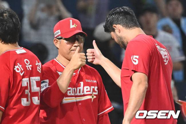 [OSEN=창원, 이석우 기자] 5일 창원NC파크에서 2025 신한 SOL 뱅크 KBO 리그 NC 다이노스와 SSG 랜더스의 경기가 열렸다. 홈팀 NC는 조민석이, 방문팀 SSG는 화이트가 선발 출전했다. SSG 랜더스 이숭용 감독이 NC 다이노스에 6-1로 승리한 후 화이트와 하이파이브를 하고 있다. 2025.07.05 / foto0307@osen.co.kr