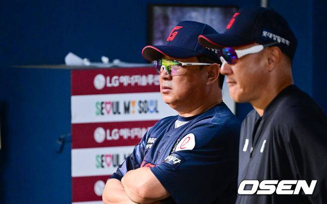 [OSEN=잠실, 박준형 기자] 19일 오후 서울 잠실구장에서 ‘2025 신한 SOL BANK KBO리그’ LG 트윈스와 롯데 자이언츠의 경기가 진행됐다.이날 LG는 톨허스트를, 롯데는 벨라스케즈를 선발투수로 내세웠다.패색이 짙어진 9회초 롯데 김태형 감독이 경기를 지켜보고 있다. 2025.08.19 / soul1014@osen.co.kr