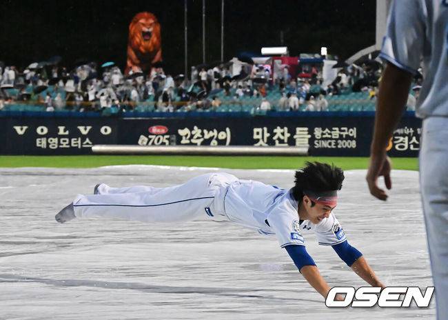 [OSEN=대구, 이석우 기자] 4일 대구삼성라이온즈파크에서 2025 신한 SOL 뱅크 KBO 리그 삼성 라이온즈와 키움 히어로즈의 경기가 우천 취소됐다. 홈팀 삼성은 최원태가, 방문팀 키움은 정현우가 선발 출전 예정이었다. 삼성 라이온즈 이재현이 우천 취소 세리머니를 하고 있다. 2025.09.04 / foto0307@osen.co.kr