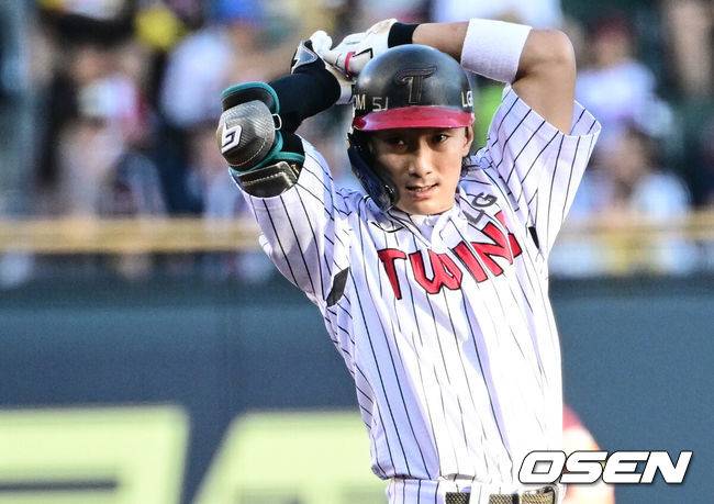 [OSEN=잠실, 조은정 기자]30일 오후 서울 잠실구장에서 ‘2025 신한 SOL Bank KBO리그’ LG 트윈스와 키움 히어로즈의 경기가 열렸다.홈팀 LG는 톨허스트, 방문팀 키움은 박정훈을 선발로 내세웠다.1회말 LG 선두타자 신민재가 2루타 세리머니를 하고 있다. 2025.08.30 /cej@osen.co.kr