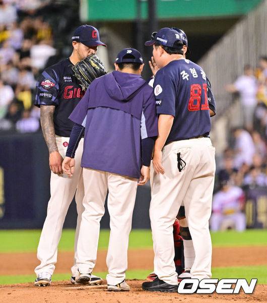 [OSEN=잠실, 박준형 기자] 19일 오후 서울 잠실구장에서 ‘2025 신한 SOL BANK KBO리그’ LG 트윈스와 롯데 자이언츠의 경기가 진행됐다.이날 LG는 톨허스트를, 롯데는 벨라스케즈를 선발투수로 내세웠다.5회말 무사 1,2루 롯데 선발투수 벨라스케즈가 주형광 투수 코치와 마운드서 이야기 나누고 있다.    2025.08.19 / soul1014@osen.co.kr