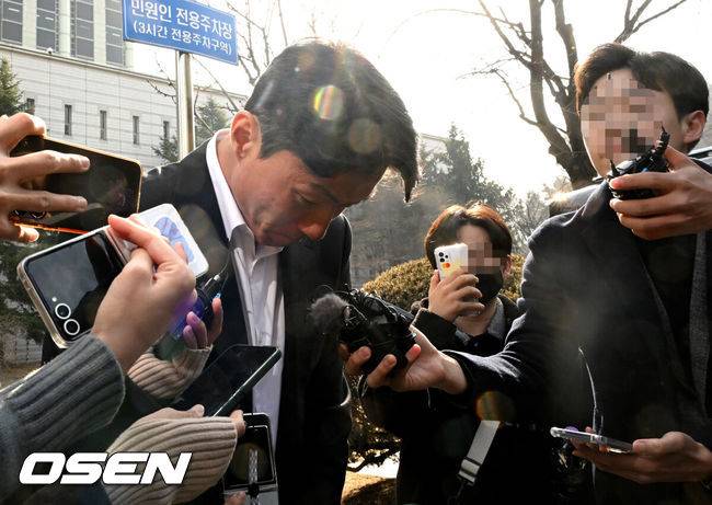 [OSEN=지형준 기자] 축구 선수 황의조(알라니아스포르)가 14일 서울 서초구 서울중앙지법에서 열린 1심 선고 공판에 출석했다.성폭력범죄의처벌등에관한특례법위반 협의로 기소된 황의조는 1심에서 징역 1년에 집행유예 2년을 선고 받았다. 황의조가 1심 선고 공판을 마치고 취재진에 둘러싸여 질문에 답을 하고 있다. 2025.02.14 /jpnews@osen.co.kr