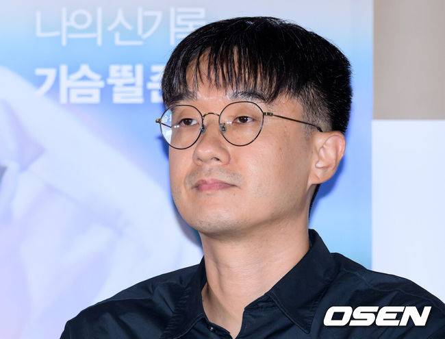 [OSEN=이대선 기자] 5일 서울 송파구 롯데시네마 월드타워점에서 영화 '전력질주' 언론시사회가 열렸다.영화 ‘전력질주’(감독 이승훈)는 현재를 달리는 남자와 미래를 달리는 남자, 시간을 달리는 그들의 완벽한 엔딩을 위한 전력질주를 그린 러닝드라마로 오는 9월 10일 롯데시네마에서 단독 개봉한다.이승훈 감독이 취재진의 질문을 듣고 있다. 2025.09.05 /sunday@osen.co.kr