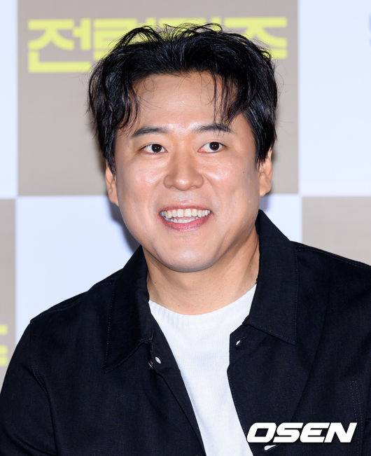 [OSEN=이대선 기자] 5일 서울 송파구 롯데시네마 월드타워점에서 영화 '전력질주' 언론시사회가 열렸다.영화 ‘전력질주’(감독 이승훈)는 현재를 달리는 남자와 미래를 달리는 남자, 시간을 달리는 그들의 완벽한 엔딩을 위한 전력질주를 그린 러닝드라마로 오는 9월 10일 롯데시네마에서 단독 개봉한다.배우 이순원이 취재진의 질문을 듣고 있다. 2025.09.05 /sunday@osen.co.kr