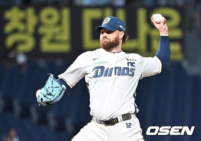 [OSEN=창원, 이석우 기자] 5일 창원NC파크에서 2025 신한 SOL 뱅크 KBO 리그 NC 다이노스와 두산 베어스의 경기가 열렸다. 홈팀 NC는 로건이, 방문팀 두산은 잭로그가 선발 출전했다. NC 다이노스 선발투수 로건이 역투하고 있다. 2025.09.05 / foto0307@osen.co.kr