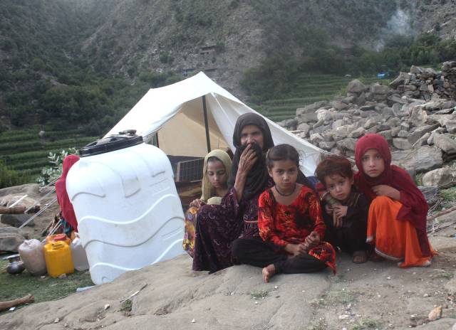 ▲ 4일(현지시간) 지진 피해를 입은 아프가니스탄 쿠나르주 누르갈에서 한 아프가니스탄 여성과 아이들이 임시 천막에 대피해 있다. ⓒAFP=연합뉴스