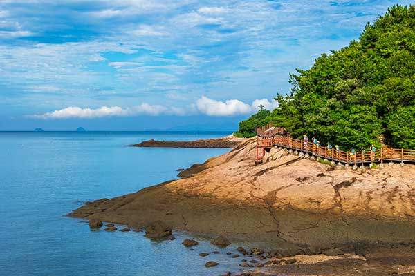 같은 걸음이라도 법복을 입고 밀짚모자를 쓰고 걸으니 특별해진다.