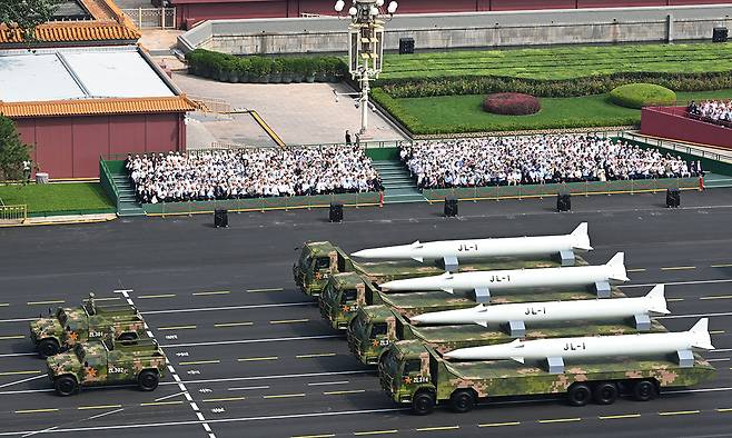 중국의 공중 발사 핵미사일 JL-1이&nbsp;지난 3일 베이징 텐안먼 광장에서 열린&nbsp;제2차 세계대전 승전 80주년 열병식에서 행진을 하고 있다. 신화·연합뉴스