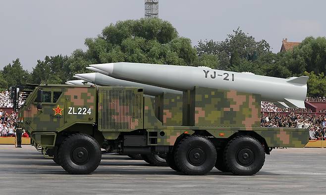 중국의 대함탄도미사일 YJ-21이&nbsp;지난 3일 베이징 텐안먼 광장에서 열린&nbsp;제2차 세계대전 승전 80주년 열병식에서 행진을 하고 있다. 신화·연합뉴스