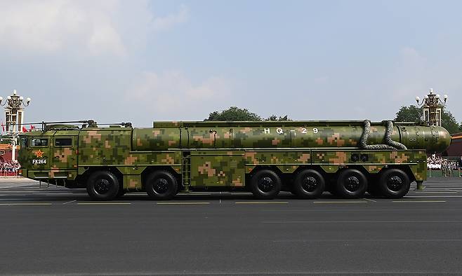중국의 HQ-29 지대공미사일이 지난 3일 베이징 텐안먼 광장에서 열린 제2차 세계대전 승전 80주년 열병식에서 행진을 하고 있다. 신화·연합뉴스