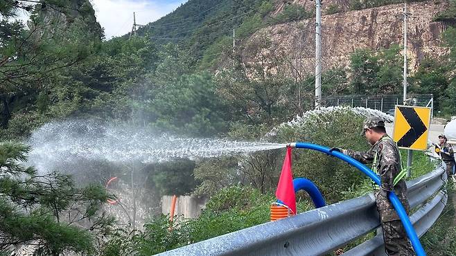 군 관계자가 4일 군 물탱크에 담아온 물을 강릉 오봉저수지에 공급하고 있다. 행정안전부는 급수를 위해 군 물탱크 차량 400대를 투입했다. 행정안전부 제공