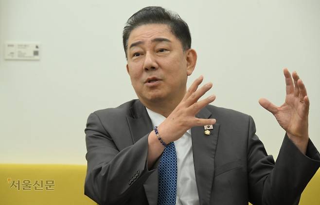 김병기 더불어민주당 원내대표가 4일 국회 원내대표실에서 진행된 서울신문과의 인터뷰에서 “노란봉투법(노동조합법 2·3조 개정안)은 노동계와 경영계의 치열함과 간절함의 정도에서 승부가 갈렸다”며 “배임죄 논의 때는 경영계가 적극적으로 설명을 해야 할 것”이라고 말하고 있다. 안주영 전문기자