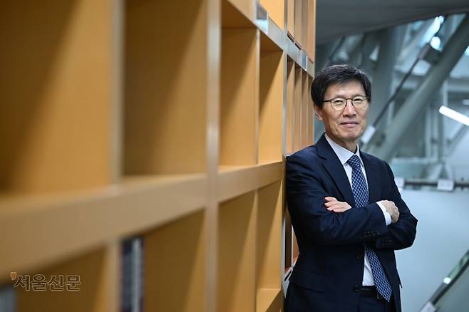 노무현 정부에서 외교통상부 장관을 지낸 윤영관 아산정책연구원 이사장이 4일 서울 종로구 아산정책연구원에서 진행된 서울신문과의 인터뷰에 앞서 포즈를 취하고 있다. 그는 “김정은 북한 국무위원장이 공세적으로 외교를 펼쳐 나갈 것”이라고 전망했다. 홍윤기 기자