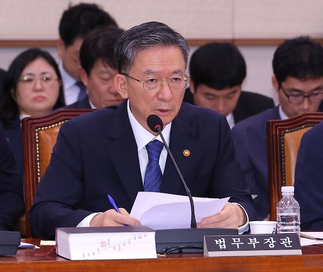 정성호 법무부 장관이 지난 4일 서울 여의도 국회에서 열린 법제사법위원회 전체회의에 참석해 의원 질의에 답변하고 있다.  연합뉴스