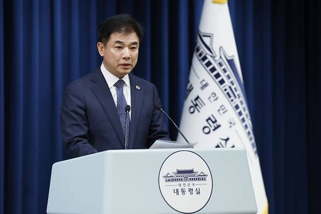 이재명 대통령, 오는 8일 여야 대표와 회동 브리핑 - 김병욱 정무비서관이 5일 서울 용산 대통령실 청사에서 오는 8일 이재명 대통령, 여야 대표와 회동 관련 브리핑을 하고 있다. 뉴시스