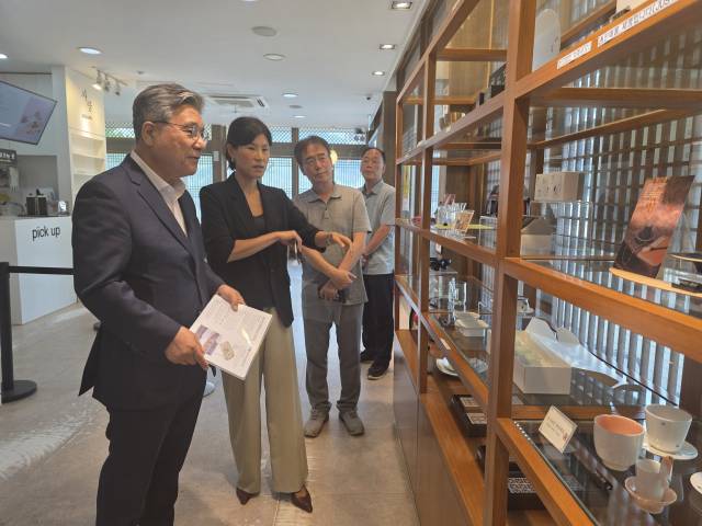 허민 국가유산청장이 8월 5일 서울 종로구 경복궁 내 문화상품 매장 '사랑'을 방문, 상품들을 살펴보고 있다. 사진 제공=국가유산청