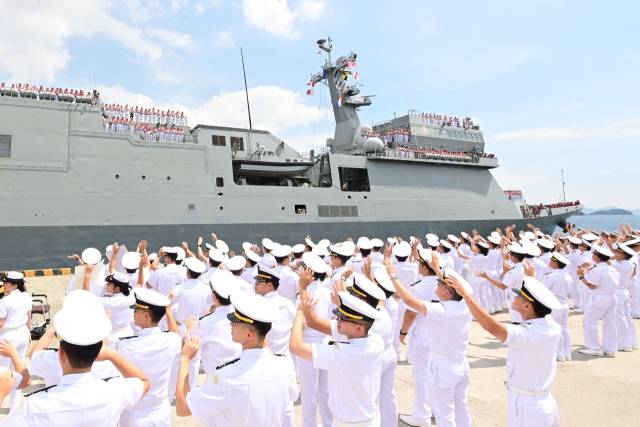 경남 창원시 진해구 진해군항에서 ‘2025 순항훈련전단 환송식’이 거행되고 있다. 사진 제공=해군