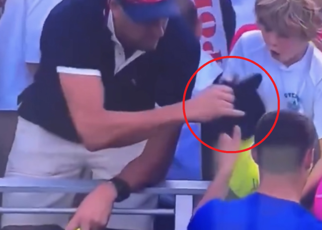 폴란드 테니스 스타 카밀 마흐작이 한 소년에게 건네준 모자를 폴란드 포장공사업체 최고경영자(CEO)인 피오트르 슈체렉이 가로채는 장면. SNS 갈무리