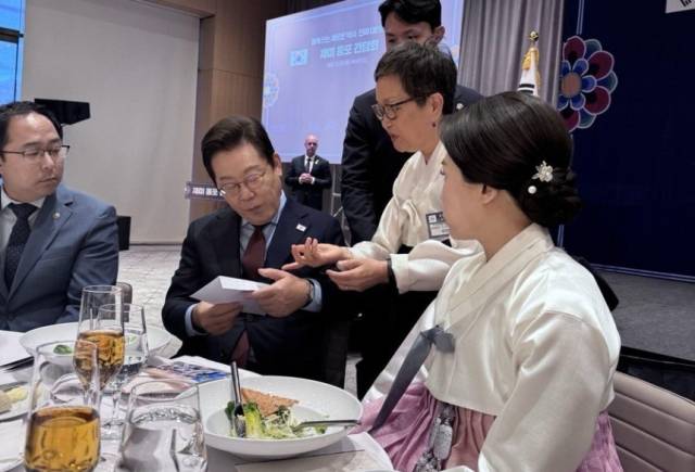 이재명 대통령이 8월 24일(현지 시간) 미국 워싱턴DC에서 열린 동포 간담회 도중 미주한인봉사교육단체협의회 나눔터 최인혜 사무총장이 건넨 김태흥(40) 씨 어머니의 편지를 전달받고 있다. 김 씨는 올 7월 21일 한국에서 미국 샌프란시스코공항으로 들어오다 이민 당국에 붙잡혀 현재까지 구금 중이다. 연합뉴스