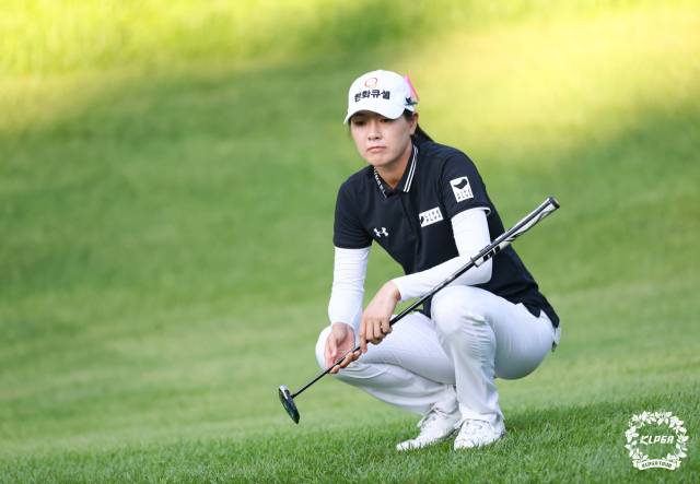 그린을 읽고 있는 이정민. 사진 제공=KLPGA