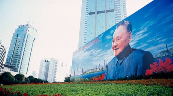 중국 선전의 유명한 덩샤오핑 대형 초상화. 선전은 중국 최초의 완전 계획도시로 1978년 덩샤오핑의 개혁·개방 시기에 개발을 시작해 1980~90년대 전성기를 누렸으며, 수십만 농민이 살던 농촌에서 현재 1800만 명 이상이 거주하는 도시로 변모했다. Gettyimage