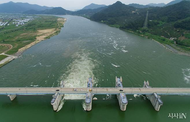 2016년 8월 폭염으로 녹조 현상이 확산되면서 창녕함안보에서 수문을 열고 강물을 방류하고 있다. ⓒ시사IN 이명익