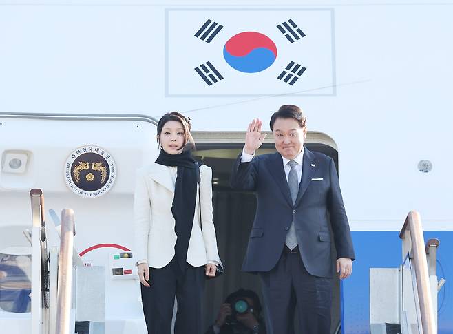 영국을 국빈 방문하는 윤석열 전 대통령과 부인 김건희 여사가 2023년 11월 경기 성남 서울공항에서 전용기인 공군 1호기에 올라 출국 인사를 하고 있다. ⓒ 연합뉴스
