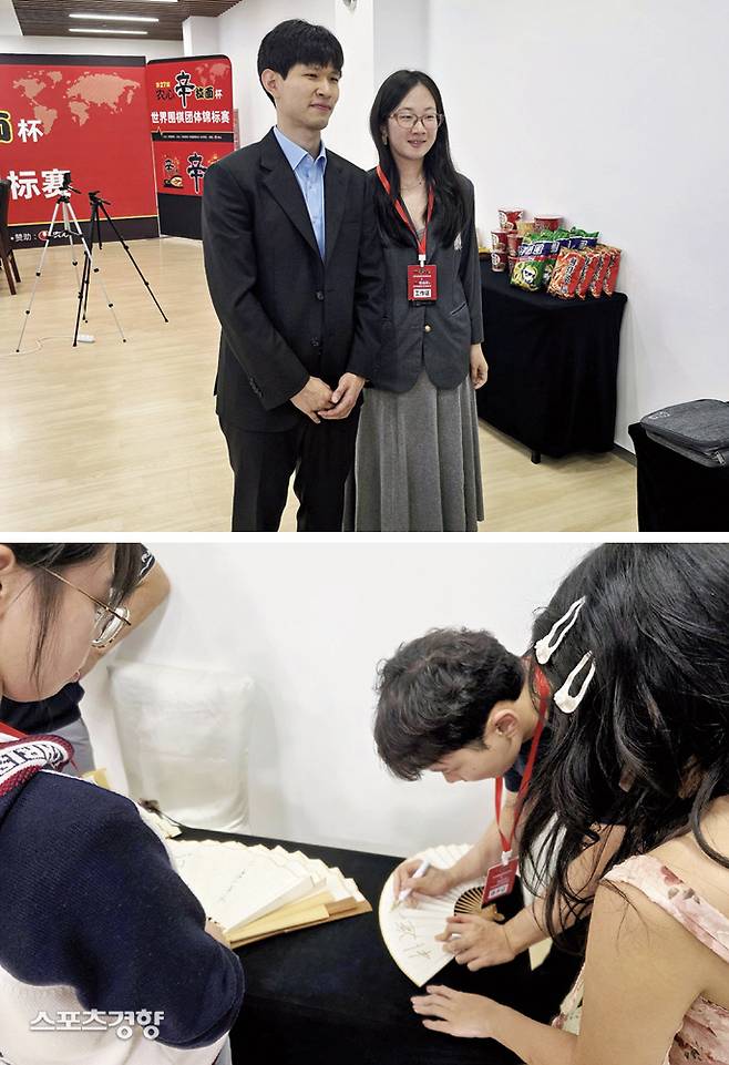중국 팬들과 만나고 있는 이지현9단·박정환 9단(위쪽부터). 칭다오 | 윤은용기자