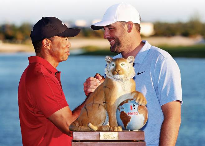 타이거 우즈(왼쪽)와 스코티 셰플러. 게티이미지코리아