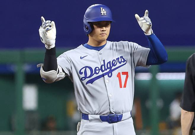 LA 다저스 오타니 쇼헤이가 4일 피츠버그전에서 5회초 2루타를 날린 뒤 세리머니하고 있다. Imagn Images연합뉴스