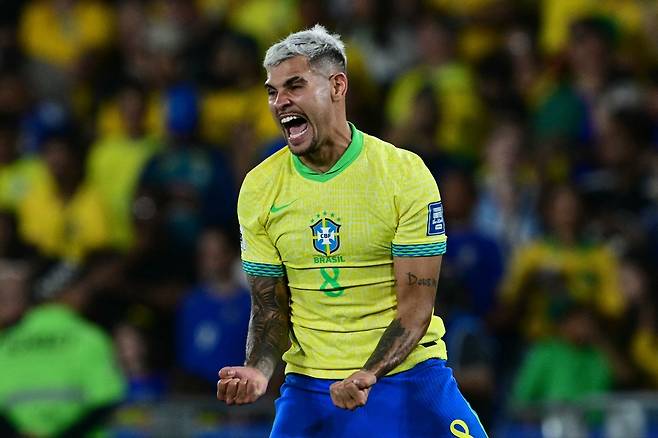 브라질 브루누 기마랑이스가 5일 칠레전에 쐐기골을 넣은 뒤 기뻐하고 있다. AFP연합뉴스