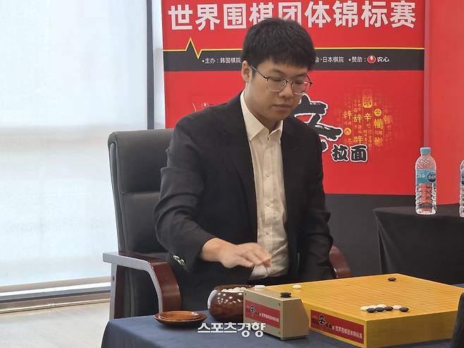 탄샤오 9단이 5일 중국 칭다오 농심공장에서 열린 제27회 농심신라면배 세계바둑최강전 3국에서 이지현 9단과 대국하고 있다. 칭다오 | 윤은용 기자