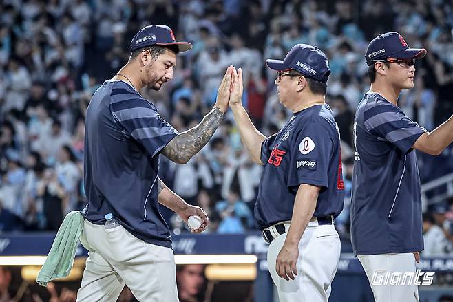 김태형 롯데 감독과 하이파이브하는 벨라스케즈. 롯데 자이언츠 제공