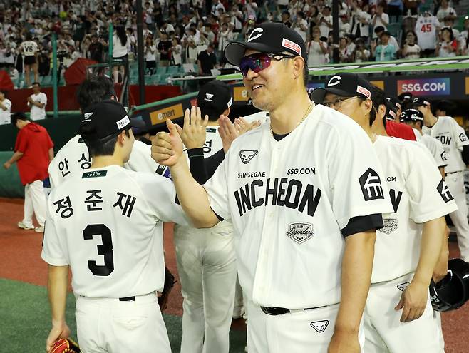이숭용 SSG 감독이 승리 뒤 선수들과 하이파이브 하고 있다. SSG 랜더스 제공