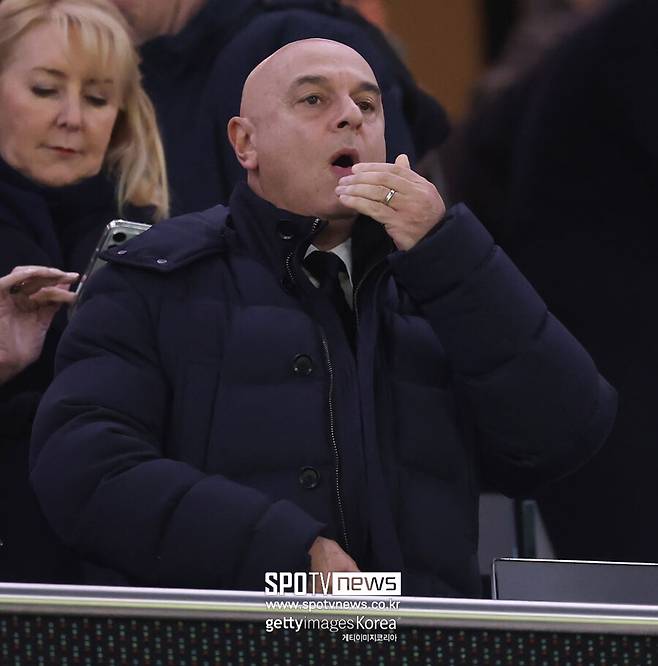 ▲ 영국 국적인 레비 회장은 2001년 토트넘 회장으로 부임했다. 캐릭터가 확실했다. 특유의 집요한 협상 태도와 낮은 선수단 주급 체계 등으로 유럽 축구계를 대표하는 '짠돌이'로 이름을 얻었다. 이 탓에 호불호가 조금 갈렸다. 재임 말년에는 팬들 비판 목소리가 등등했다.