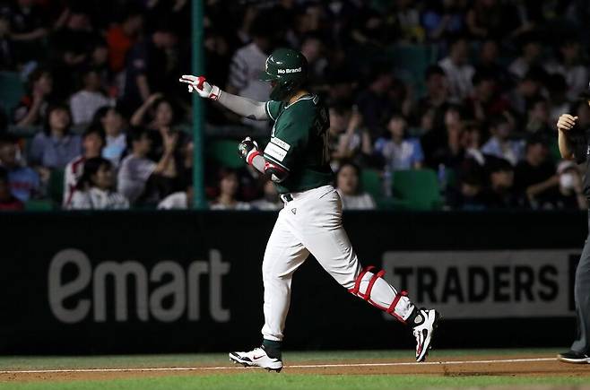 ▲ 고명준은 5일 인천 롯데전에서 개인 첫 연타석 홈런과 멀티홈런 경기를 기록했다 ⓒSSG랜더스