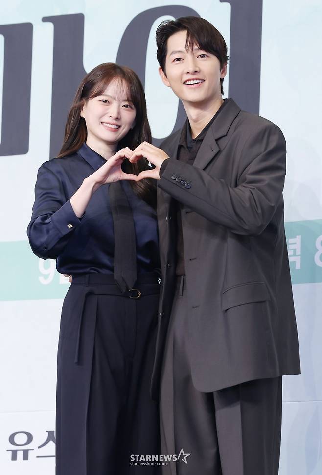 배우 천우희, 송중기가 4일 서울 구로구 신도림 더 링크 호텔에서 열린 JTBC 금요시리즈 '마이 유스' 제작발표회에 참석해 포즈를 취하고 있다. /2025.09.04 /사진=김휘선 hwijpg@