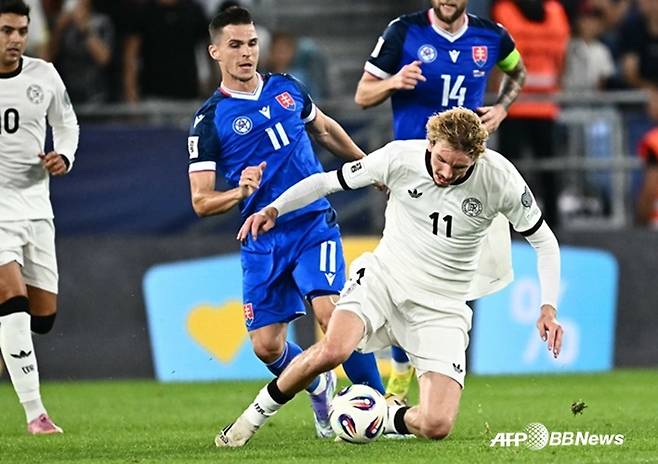 독일 공격수 닉 울테메이드(오른쪽)가 볼 경합을 펼치고 있다. /AFPBBNews=뉴스1