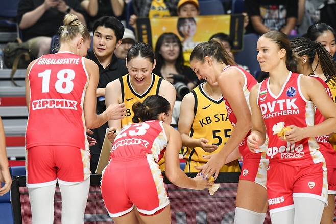 KB스타즈와 DVTK훈테름(헝가리) 선수들이 인사하고 있다. /사진=WKBL 제공