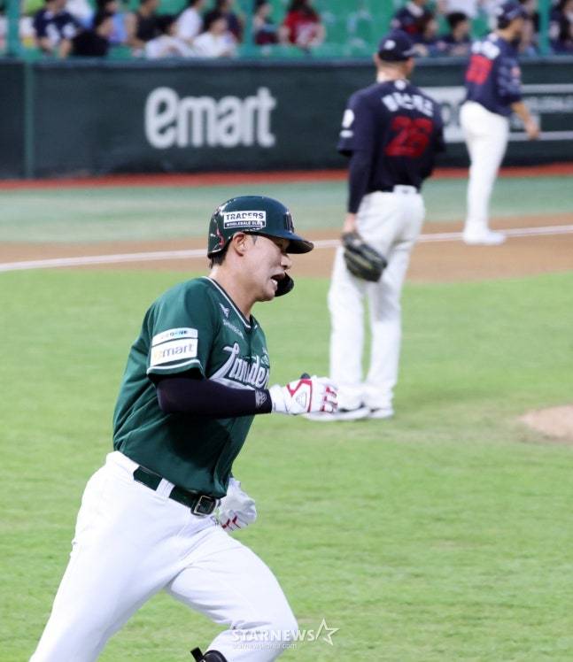 2회말 선제 투런포를 날리는 류효승. /사진=강영조 선임기자