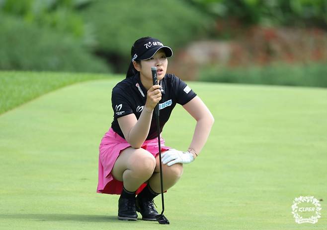 유현조가 KB금융챔피언십 1라운드 중 그린을 바라보고 있다. /사진=KLPGA 제공