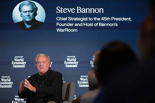 우파 성향의 인터넷 언론 브라이트바트 뉴스의 설립자이자 트럼프 1기 백악관 수석 전략가를 지낸 스티브 배넌이 지난 4월 미국 워싱턴 콘래드 호텔에서 열린 ‘세마포 세계경제정상회의’에서 강연하고 있다. 게티이미지·AFP연합뉴스