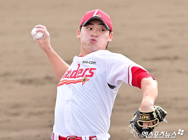 28일 오후 일본 오키나와 구시가와 구장에서 열린 KT 위즈와 SSG 랜더스의 연습경기, 9회초 SSG 조병현이 공을 힘차게 던지고 있다. 엑스포츠뉴스 DB