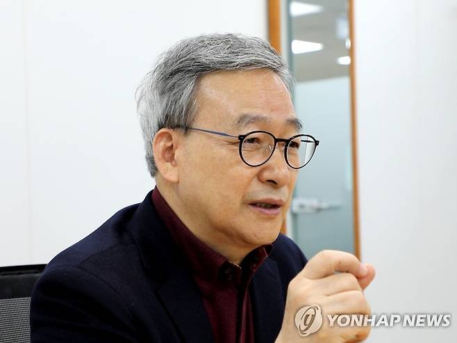 연합뉴스와 [삶] 인터뷰 중인 정호승 시인 [연합뉴스 사진]