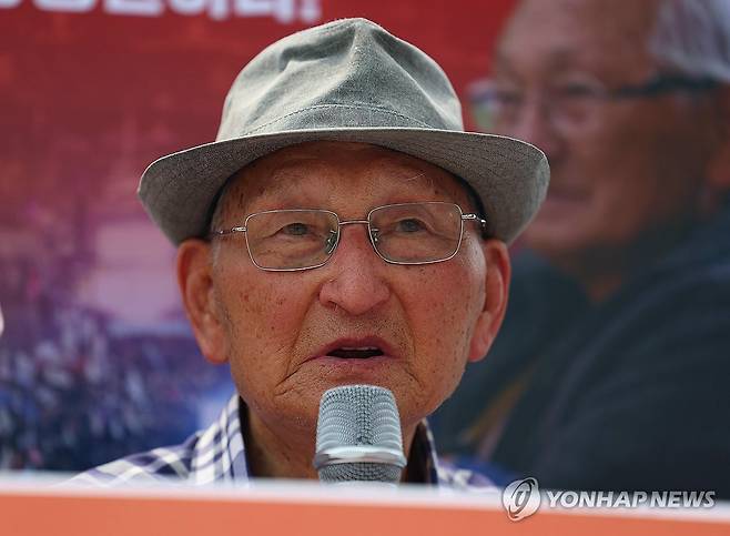 발언하는 비전향장기수 안학섭씨 8월 8일 서울 용산구 대통령집무실 앞에서 열린 비전향장기수 안학섭씨 송환 촉구 기자회견에서 안학섭 씨가 발언하고 있다. [연합뉴스 자료사진]