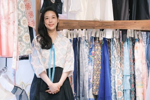 포즈 취하는 김단하 디자이너 (서울=연합뉴스) 류효림 기자 = 김단하 디자이너가 지난 4일 서울 종로구 팔판동 단하에서 연합뉴스와 인터뷰에 앞서 포즈를 취하고 있다. 2025.9.5 ryousanta@yna.co.kr