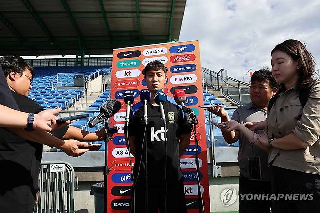 인터뷰하는 백승호 (뉴욕=연합뉴스) 윤동진 기자 = 4일(현지시간) 미국 뉴욕 아이칸 스타디움에서 진행된 한국 축구 대표팀 훈련에 앞서 백승호가 인터뷰하고 있다. 2025.9.5 mon@yna.co.kr