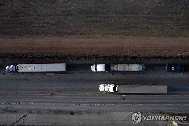 미국 국경 지대의 멕시코 화물차들 [AFP 연합뉴스 자료사진. 재판매 및 DB 금지]