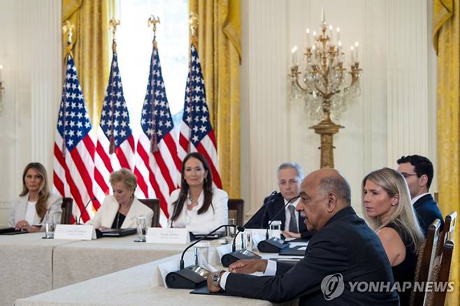 백악관 AI 회의에서 발언하는 IBM CEO(맨 앞) [AP=연합뉴스. 재판매 및 DB 금지]